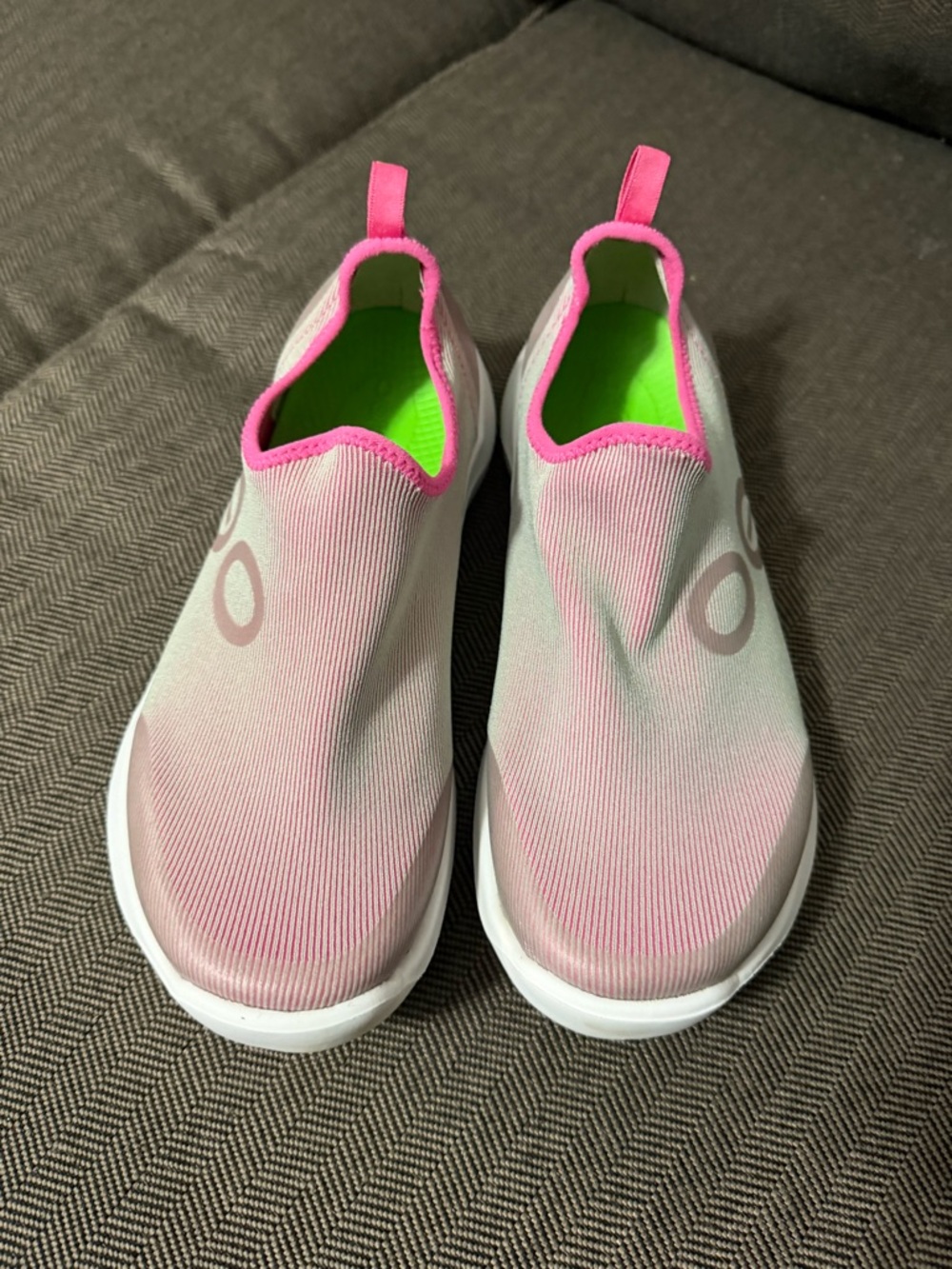 OOFOS Slip-On Women’s Sneakers in Pink with Neon Green Lining
